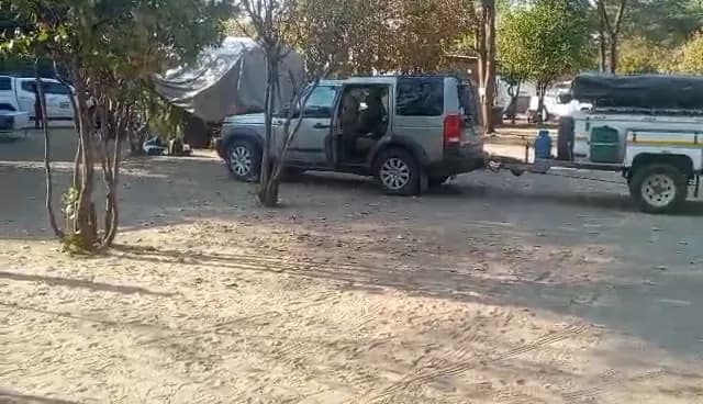 Video: Land Rover and camper parked on a quiet sandy campsite